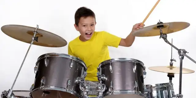 Ile trwa nauka gry na perkusji? Odkryj sekrety szybkiej nauki