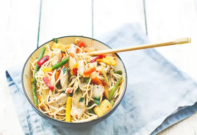 Ile gotować makaron chow mein, aby zawsze był idealnie miękki?