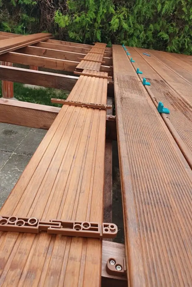 Idealna przerwa między deskami na tarasie. Uniknij kosztownych błędów!