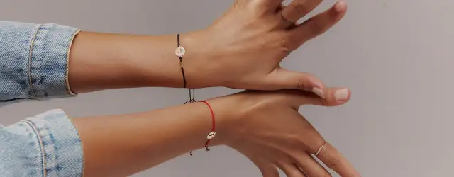 Co oznacza czerwona bransoletka na prawej ręce? Odkryj jej tajemnice