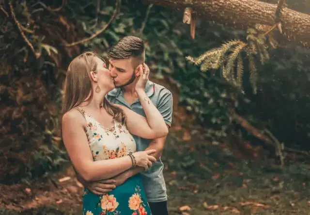 Na której randce pocałunek? Poznaj niepisane zasady i wskazówki