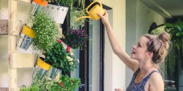 Jak zrobić kwietnik z palet – krok po kroku do pięknych roślin