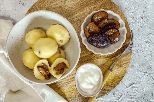 Knedle ze śliwkami fit - jak przygotować zdrową wersję deseru?