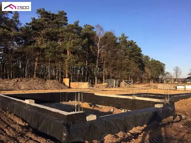 Jak zabezpieczyć fundamenty na zimę, aby uniknąć kosztownych uszkodzeń