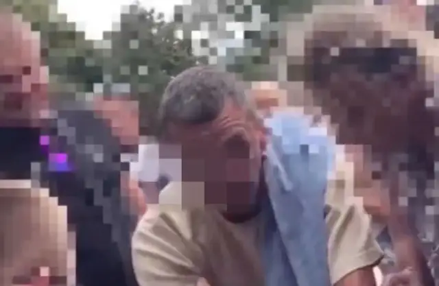 Kim jest mężczyzna z ręcznikiem? Tajemnica postaci, znaczenie i kulturowy kontekst