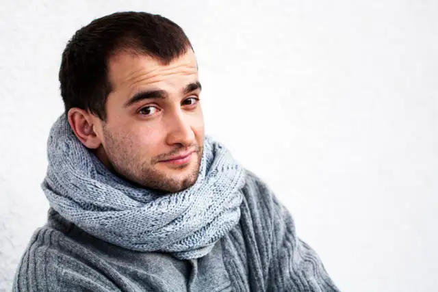 Jak prawidłowo założyć i nosić komin na głowie - praktyczne porady