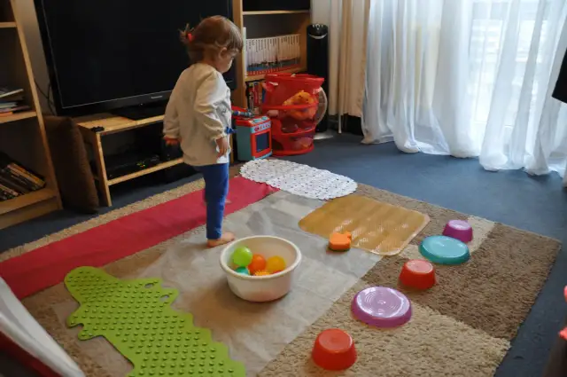 Jak stworzyć domową ścieżkę sensoryczną, aby wspierać rozwój dziecka