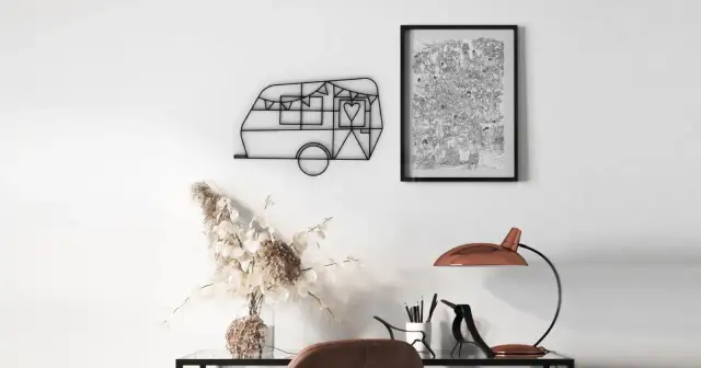 Jak ozdobić białą ścianę w salonie - 10 nietypowych pomysłów na dekorację