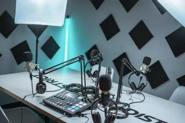 Porównanie mikrofonów krawatowych, kamerowych i studyjnych w różnych sytuacjach