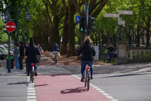 Czy można przejeżdżać rowerem przez pasy? Sprawdź ważne przepisy