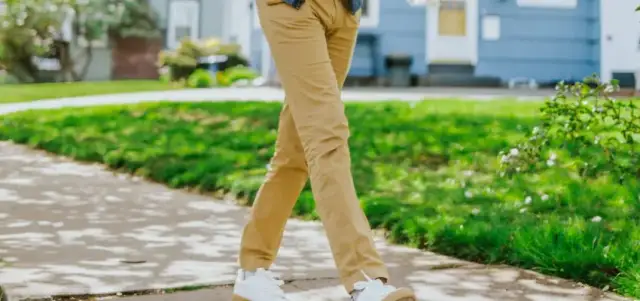 Co do beżowych spodni męskich – idealne stylizacje na każdą okazję