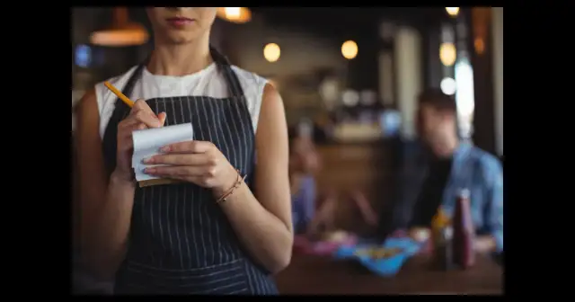 Ile się daje napiwku w Polsce? Odkryj standardy i tajniki tipowania