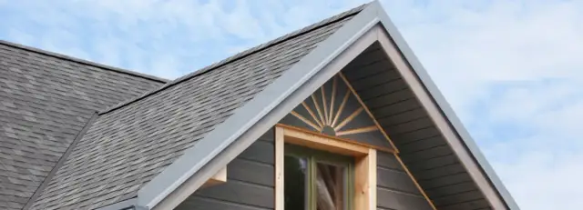 Jak połączyć dwa dachy dwuspadowe bez kosztownych błędów?