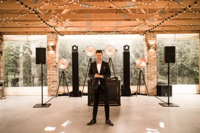 Ile bierze DJ na wesele? Sprawdź, co wpływa na ceny usług