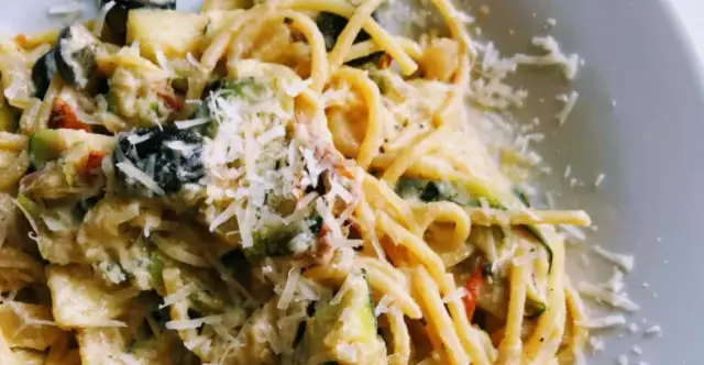 Błyskawiczny makaron z ricottą i cukinią: przepis na kremowy obiad