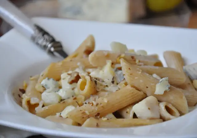 Prosty przepis na penne z gruszką i gorgonzolą – danie, które zachwyci każdego