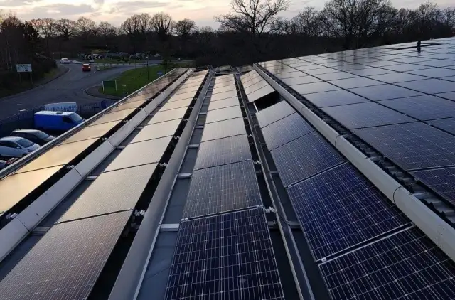 Czym różni się falownik od inwertera? Kluczowe różnice i zastosowania wyjaśnione