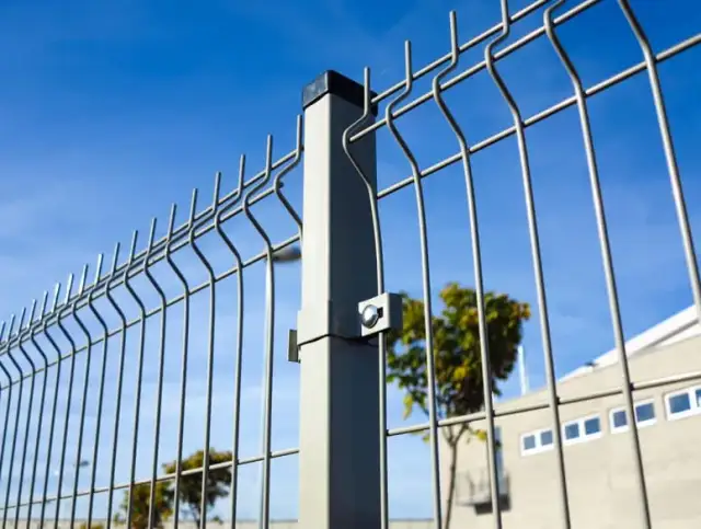 Ile kosztuje montaż ogrodzenia panelowego? Sprawdź ceny i porady