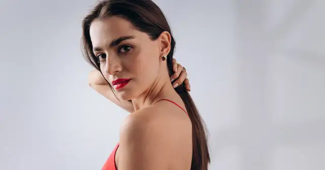 Jaką biżuterię do czerwonej sukni wybrać, aby wyglądać olśniewająco?