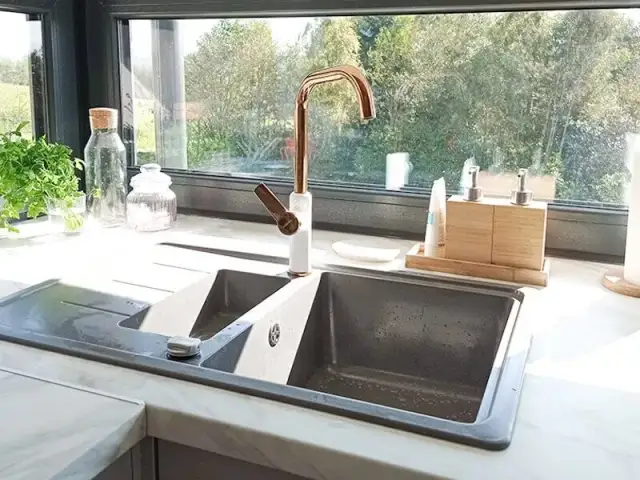 Zlew pod oknem a suszarka: jak zorganizować przestrzeń w kuchni?