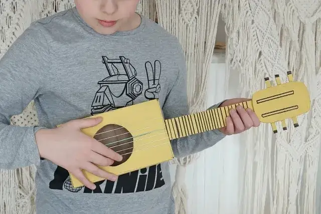 Jak zrobić ukulele z kartonu – prosta instrukcja na kreatywny projekt DIY