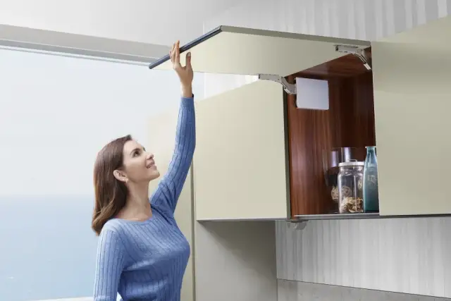 Jakie podnośniki do szafek kuchennych wybrać, by zwiększyć komfort?