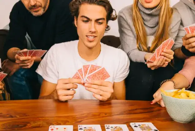 Popularne gry karciane online: odmiany i warianty