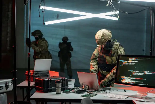 Co to jest wojna hybrydowa? Zrozumienie jej skutków i metod działania