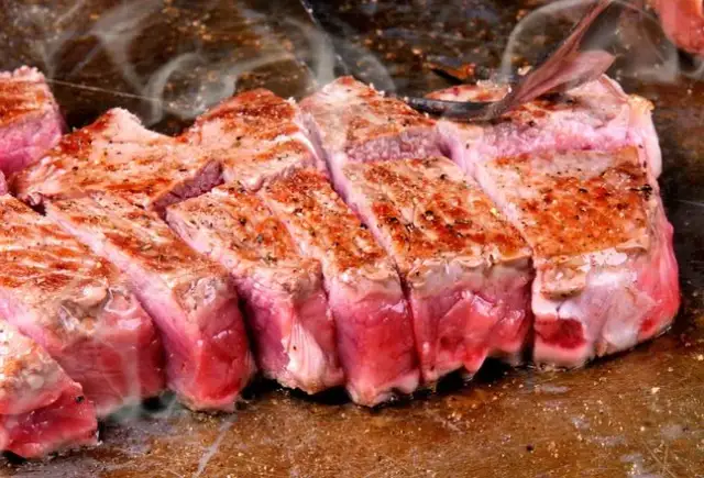 Wołowina Kobe cena za kg – Dlaczego ceny mogą Cię zaskoczyć?