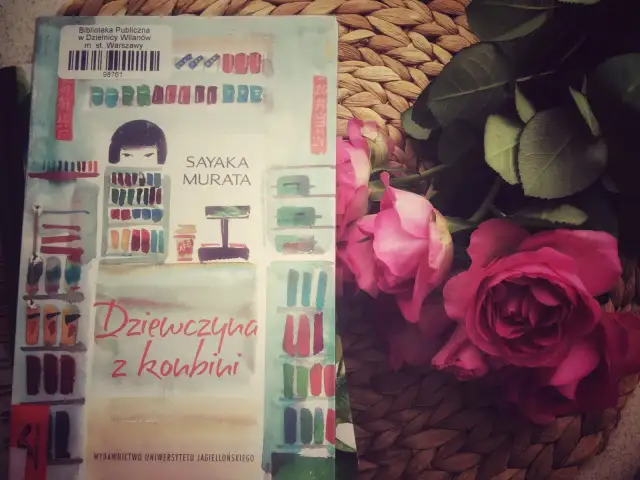 Dziewczyna z konbini: Recenzja książki o społecznej alienacji