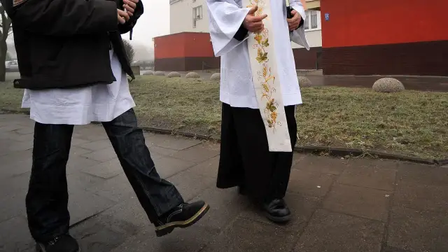 Co się mówi jak ksiądz wychodzi z domu? Poznaj prawidłowe zwroty i zasady