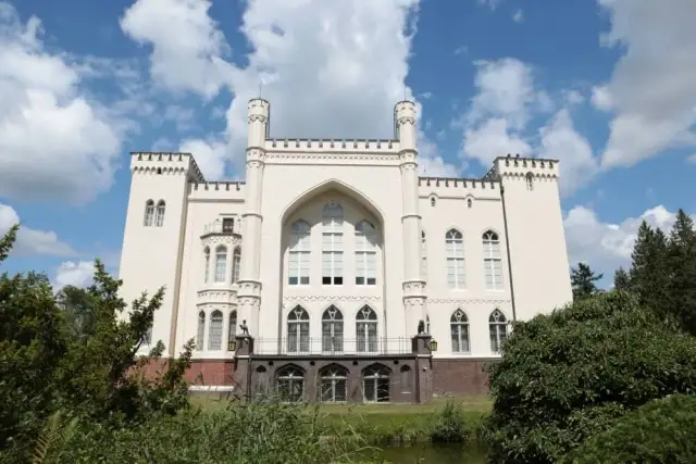 Zamek w Kórniku - fascynująca historia i urokliwe atrakcje turystyczne