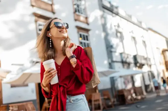 Czerwona koszula stylizacje – najlepsze pomysły na różne okazje i dodatki