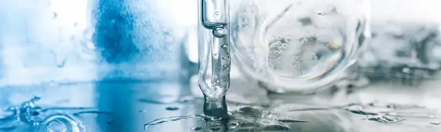 Kwas hialuronowy na dzień czy na noc - kiedy przynosi najlepsze efekty?