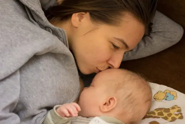 Jak długo karmić wyłącznie piersią? Zalecenia i korzyści dla dziecka