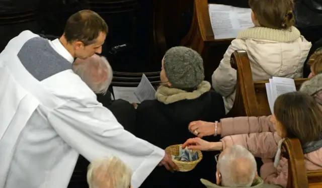 Jak wygląda system wynagrodzeń księży w polskich parafiach - Poradnik