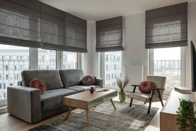 Najlepsze pomysły na okna w salonie: zasłony, rolety i żaluzje