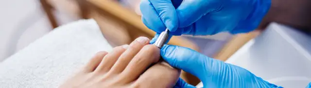 Co to jest manicure i pedicure? Poznaj różnice i korzyści