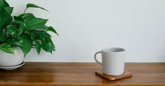 Stolik drewno z żywicą: wzory, funkcjonalność i jak dopasować do wnętrza?