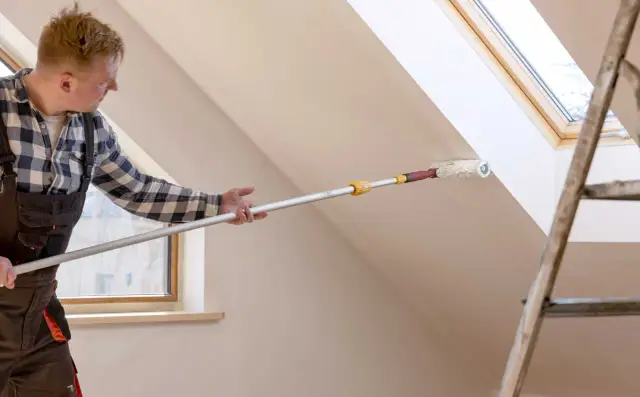 Jak malować skosy na poddaszu: unikaj najczęstszych błędów malarskich