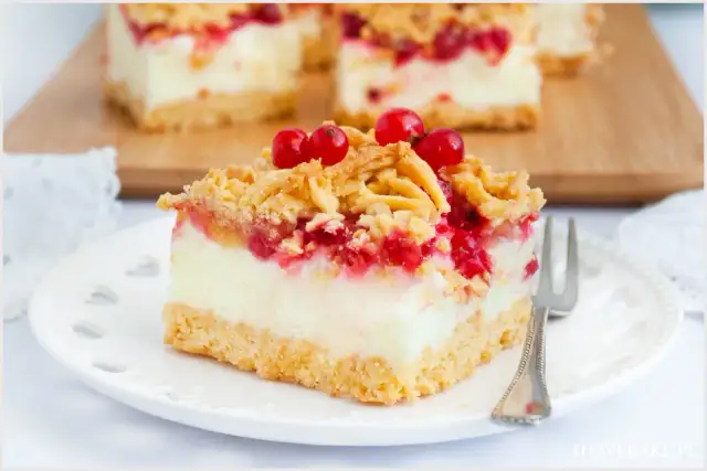 Przepisy na ciasta z porzeczkami czerwonymi, które zachwycą smakoszy