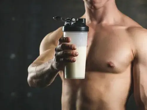 Gainer przed czy po treningu – co wybrać dla najlepszych efektów?