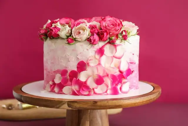 Jak udekorować tort domowymi technikami? Ozdoby z mas i kremów!