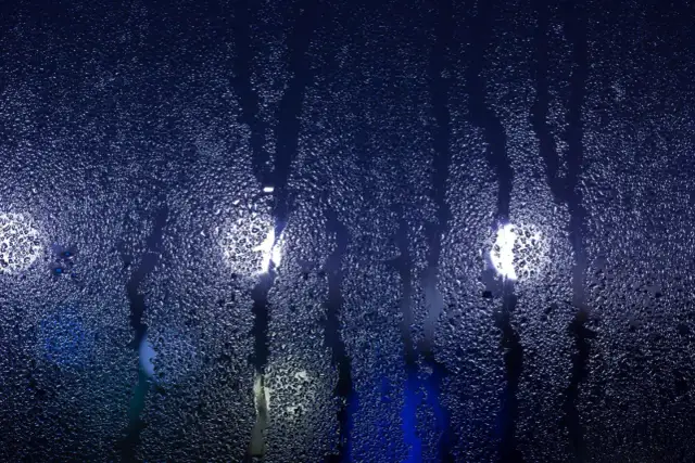 Dlaczego okna są mokre po nocy? Odkryj przyczyny i rozwiązania