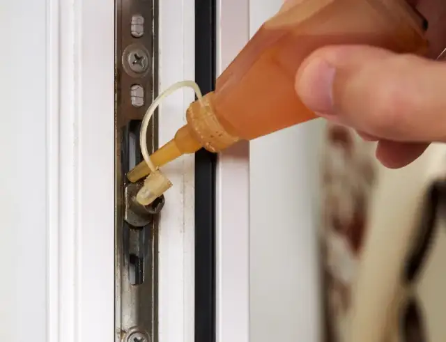 Czym smarować okna plastikowe, aby uniknąć usterek i wydłużyć ich żywotność