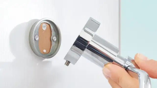 Skuteczne sposoby czym przykleić wieszak do glazury bez wiercenia