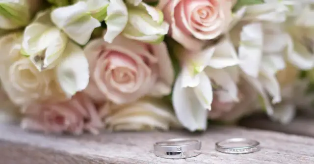 Życzenia na ślub: Jak błogosławić miłość młodej pary?