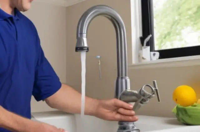 Jak naprawić cieknący kran i uniknąć kosztownych napraw