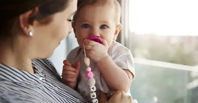 Jak wyparzyć smoczek przed pierwszym użyciem, aby zapewnić bezpieczeństwo dziecka