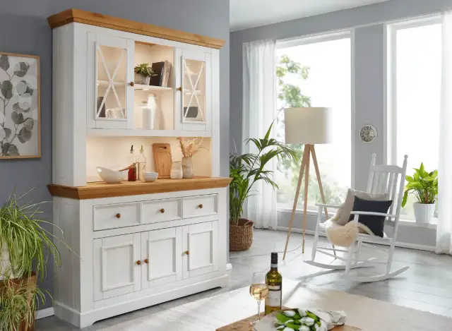 Pomysły na to, co postawić w witrynie w salonie, by zachwycać